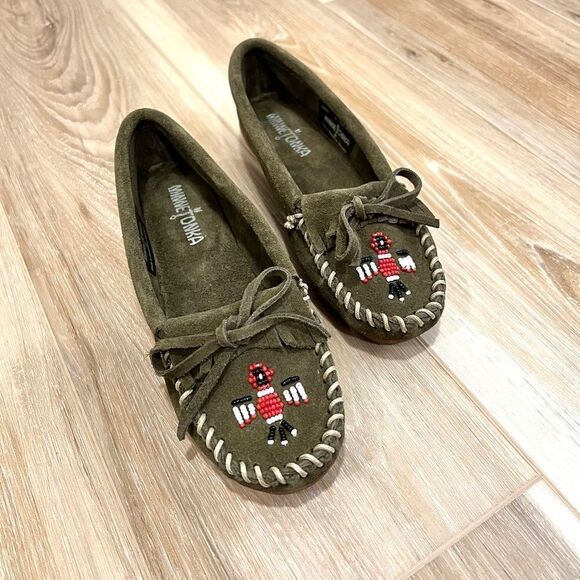 MINNETONKA Women’s Green Thunderbird Moccasins Size 5 - Picture 1 of 6